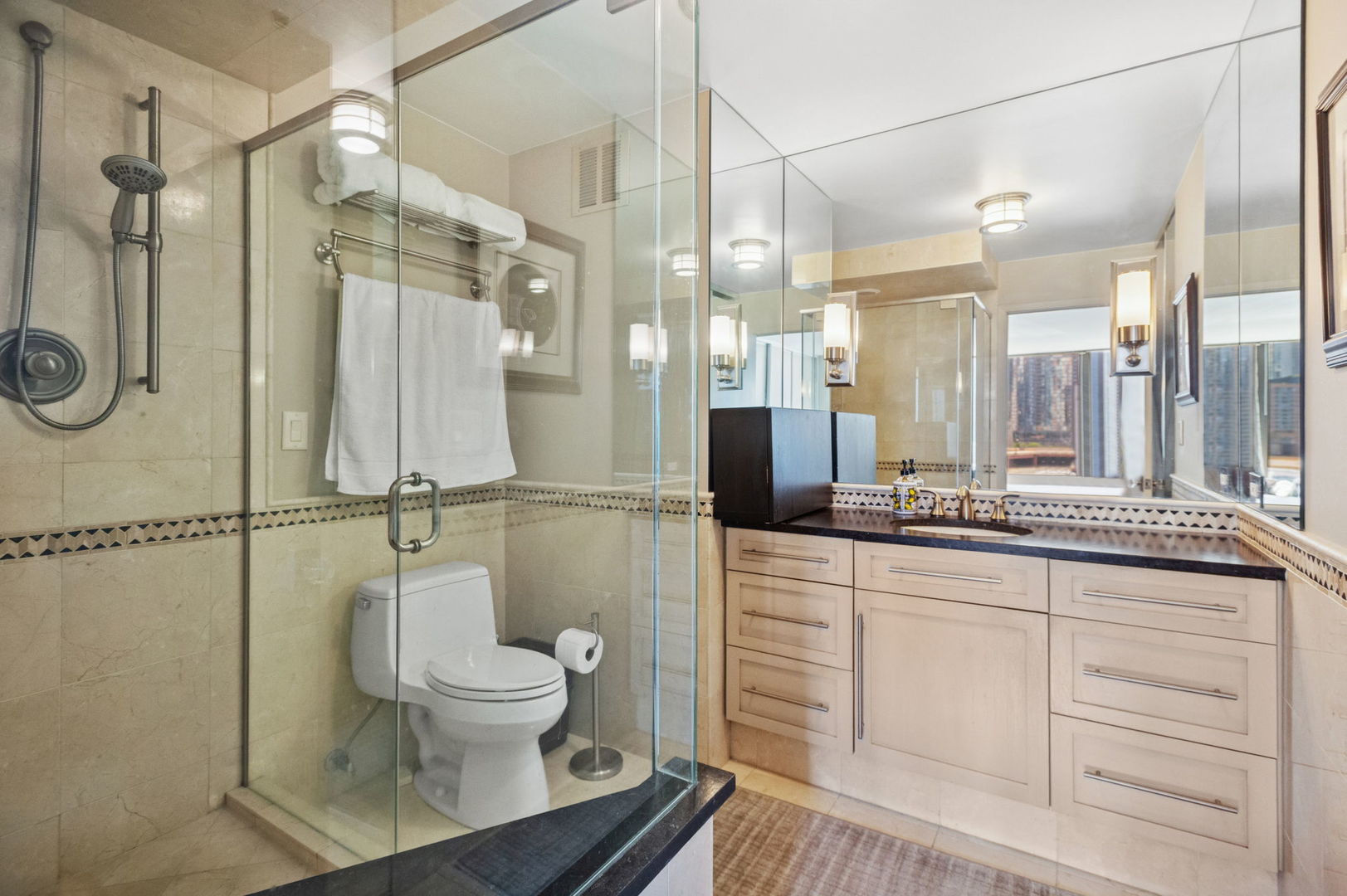 Chicago, Illinois 60611, United States, 2 Bedrooms Bedrooms, ,2 BathroomsBathrooms,Residential,Active,204032