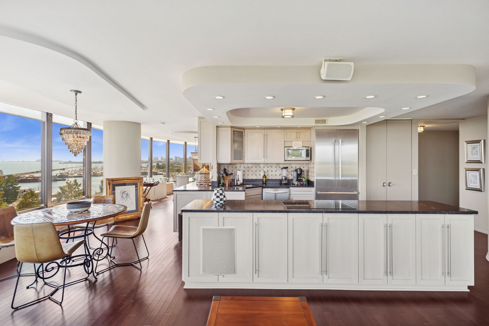 Chicago, Illinois 60611, United States, 2 Bedrooms Bedrooms, ,2 BathroomsBathrooms,Residential,Active,204032