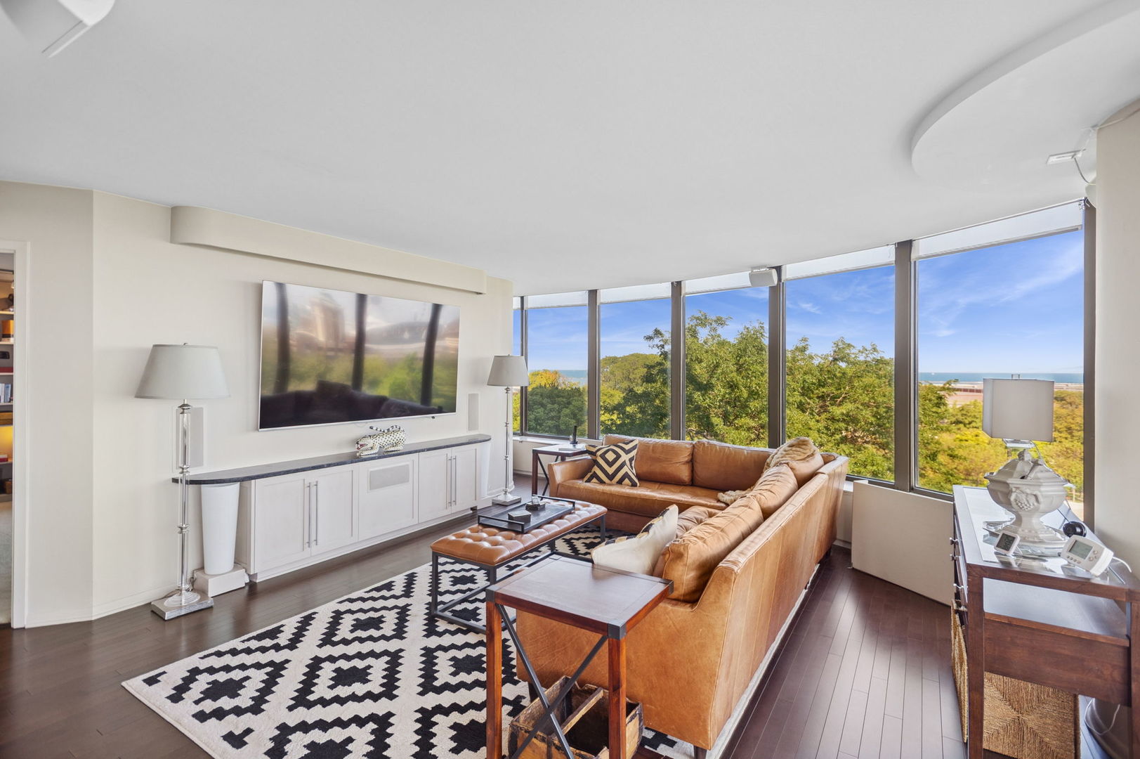 Chicago, Illinois 60611, United States, 2 Bedrooms Bedrooms, ,2 BathroomsBathrooms,Residential,Active,204032