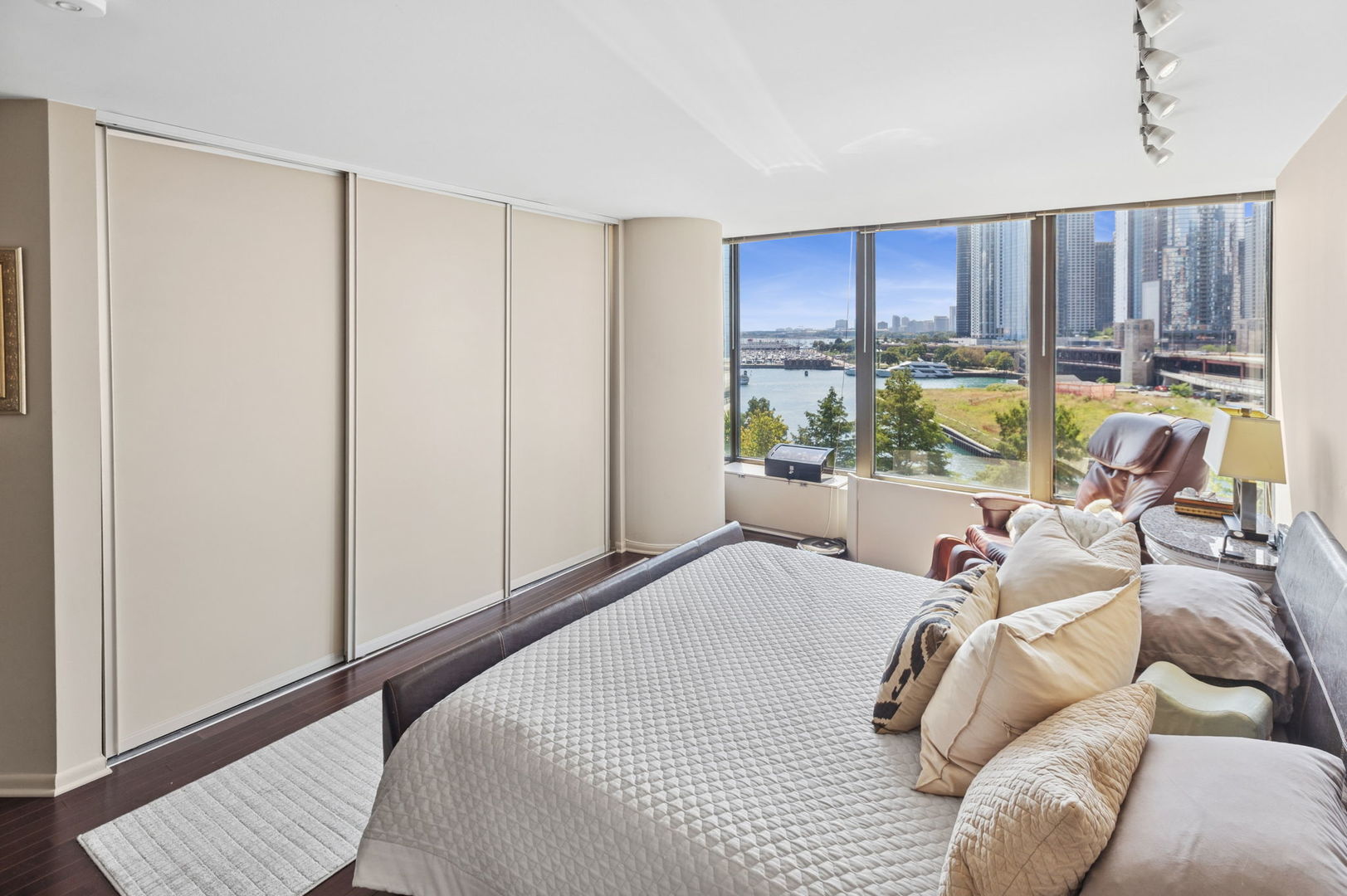 Chicago, Illinois 60611, United States, 2 Bedrooms Bedrooms, ,2 BathroomsBathrooms,Residential,Active,204032