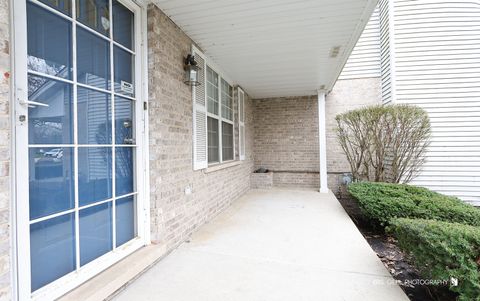 Tiny photo for 402 S Frontenac Street, Aurora, IL 60504 (MLS # 12631461)