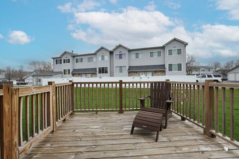 Tiny photo for 402 S Frontenac Street, Aurora, IL 60504 (MLS # 12631461)