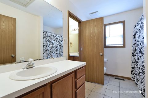 Tiny photo for 402 S Frontenac Street, Aurora, IL 60504 (MLS # 12631461)