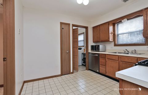 Tiny photo for 402 S Frontenac Street, Aurora, IL 60504 (MLS # 12631461)