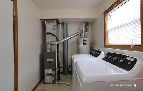 Tiny photo for 402 S Frontenac Street, Aurora, IL 60504 (MLS # 12631461)
