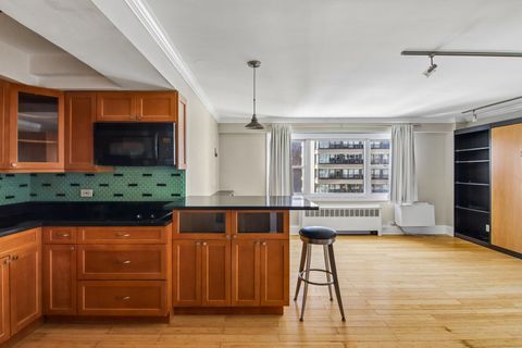 Tiny photo for 2909 N Sheridan Road #1201, Chicago, IL 60657 (MLS # 12633141)