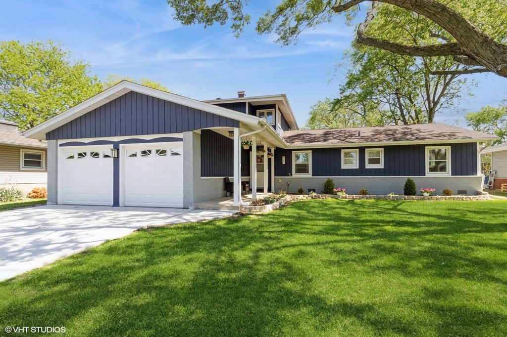 Photo for 541 Sycamore Drive, Elk Grove Village, IL 60007 (MLS # 12495737)