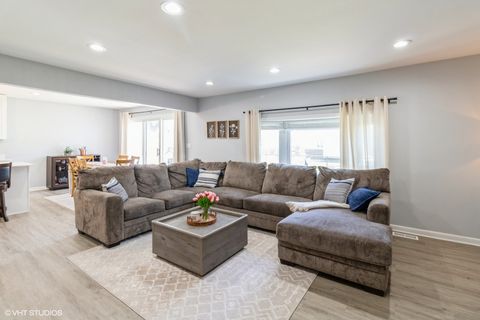 Tiny photo for 541 Sycamore Drive, Elk Grove Village, IL 60007 (MLS # 12495737)