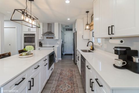 Tiny photo for 541 Sycamore Drive, Elk Grove Village, IL 60007 (MLS # 12495737)