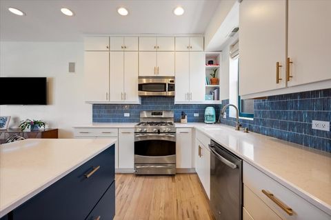 Tiny photo for 3308 N Greenview Avenue #B, Chicago, IL 60657 (MLS # 12594860)