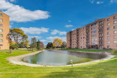 Tiny photo for 1717 W CRYSTAL Lane #203, Mount Prospect, IL 60056 (MLS # 12742022)