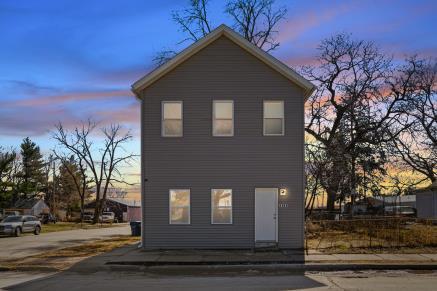 Photo 1 of 17 — 1101 w 6th Street, Davenport, IA 52802