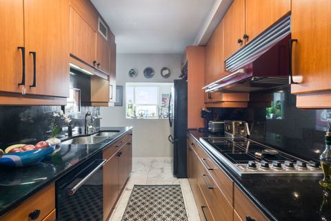 Tiny photo for 3180 N Lake Shore Drive #6E, Chicago, IL 60657 (MLS # 12627327)
