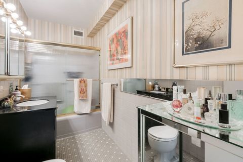 Tiny photo for 3180 N Lake Shore Drive #6E, Chicago, IL 60657 (MLS # 12627327)