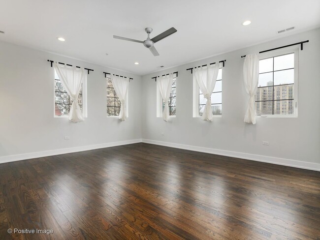 5055 S Dorchester Avenue 206