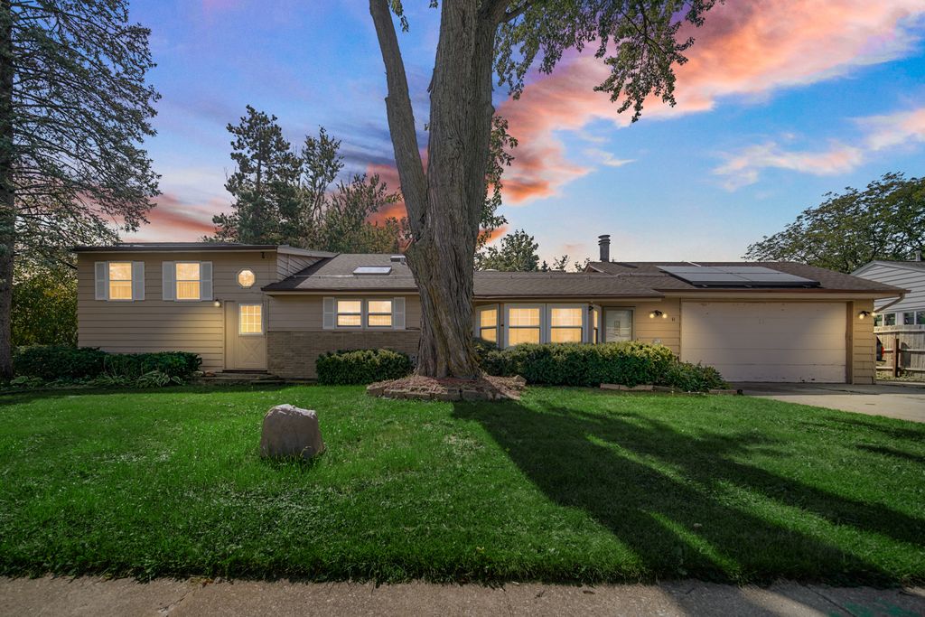 Photo for 11 W Palatine Road, Prospect Heights, IL 60070 (MLS # 12473559)