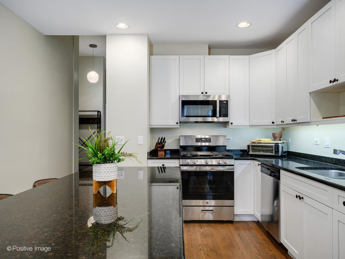 2555 W LELAND Avenue 204