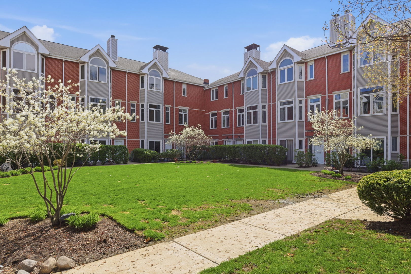 2561 N GREENVIEW Avenue