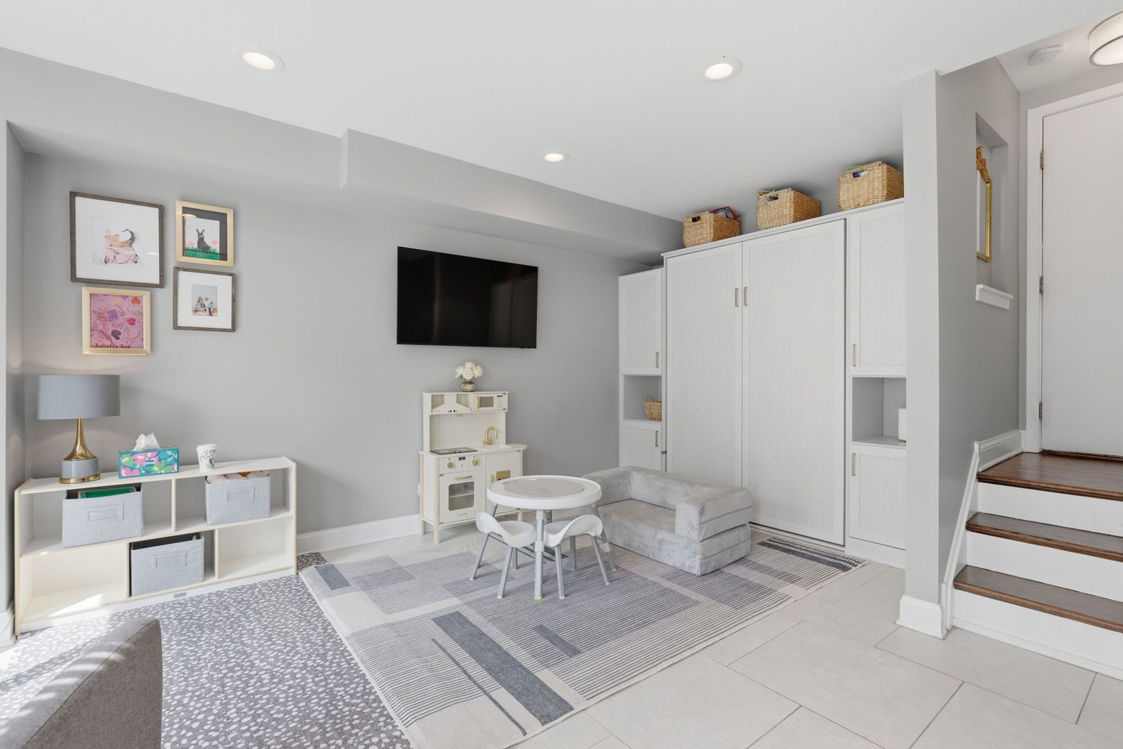 2561 N GREENVIEW Avenue