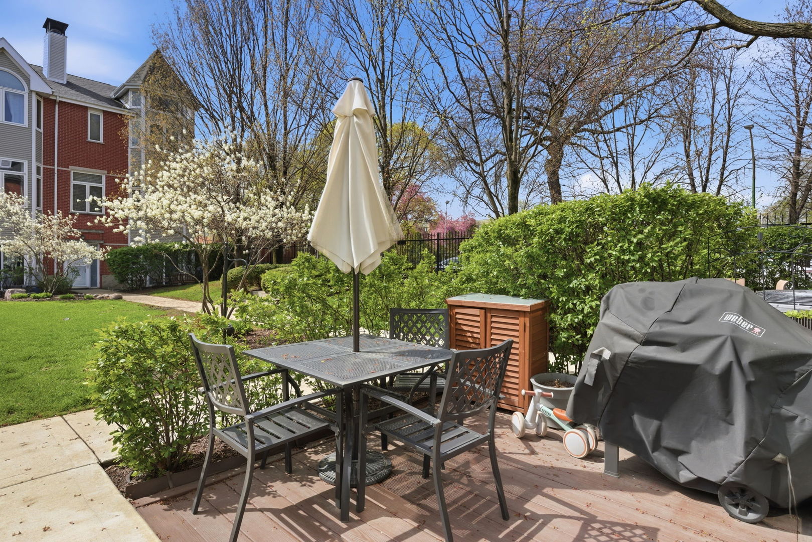 2561 N GREENVIEW Avenue