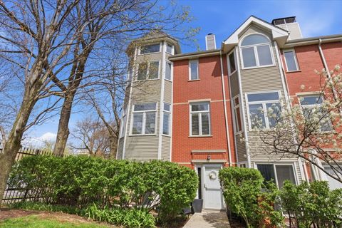Photo of 2561 N GREENVIEW Avenue, Chicago, IL 60614 (MLS # 12625857)