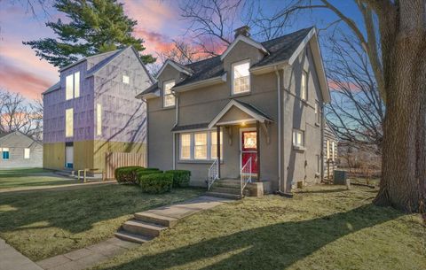 Tiny photo for 909 E WASHINGTON Street, Urbana, IL 61801 (MLS # 12578839)