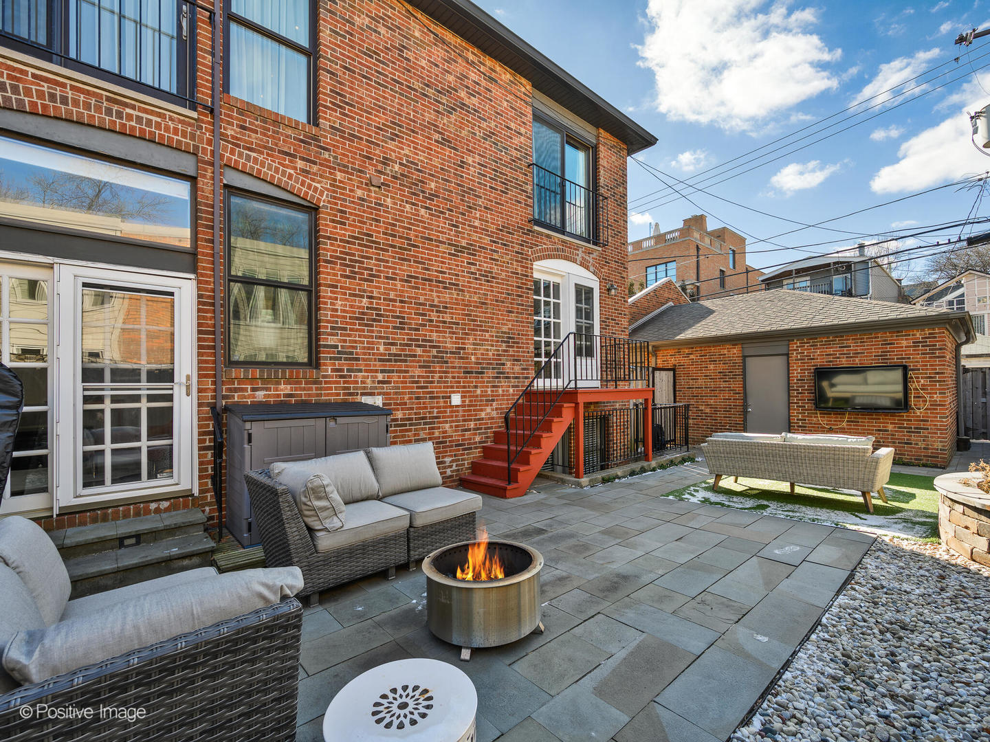 1910 N Larrabee Street