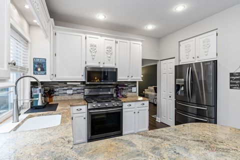 Tiny photo for 943 Chesapeake Boulevard, Grayslake, IL 60030 (MLS # 12516163)