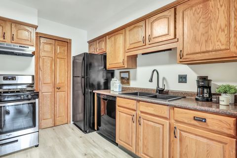 Tiny photo for 5231 Rockpointe Court #5231, Gurnee, IL 60031 (MLS # 12569924)