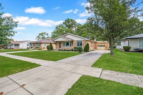 Tiny photo for 17223 69th Avenue, Tinley Park, IL 60477 (MLS # 12431537)
