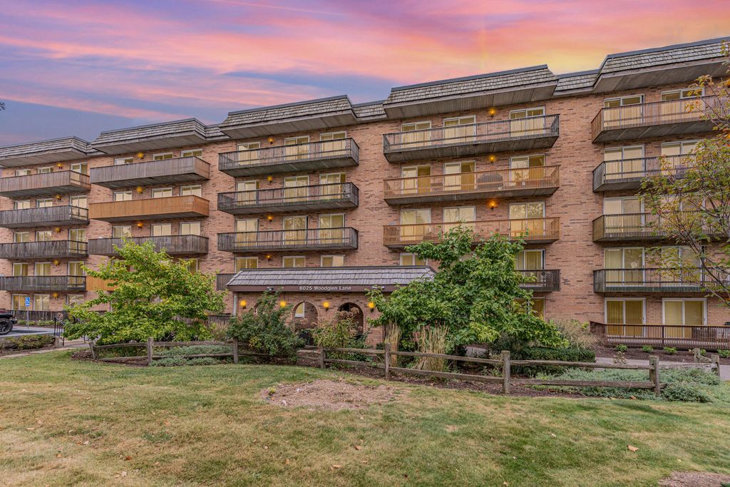 Photo for 8025 Woodglen Lane #108, Downers Grove, IL 60516 (MLS # 12503087)