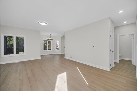 Tiny photo for 424 Ashbury Drive, Hinsdale, IL 60521 (MLS # 12540303)