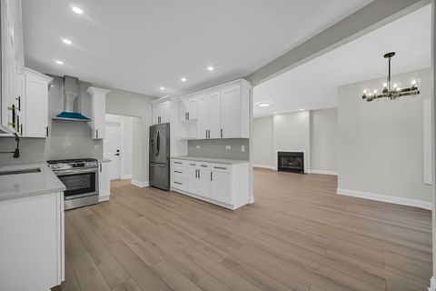 Tiny photo for 424 Ashbury Drive, Hinsdale, IL 60521 (MLS # 12540303)