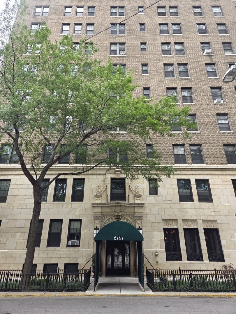 6101 N Sheridan Road 1F