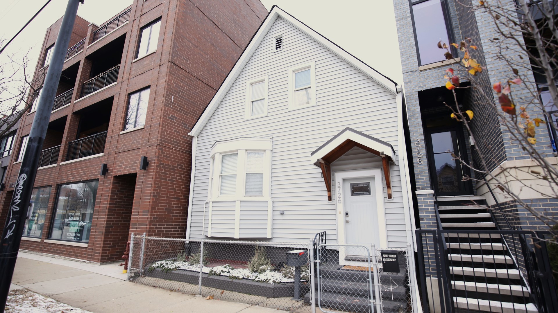 3726 N ASHLAND Avenue