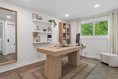 Tiny photo for 2305 N Williamsburg Street, Arlington Heights, IL 60004 (MLS # 12636087)