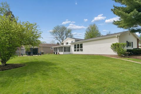 Tiny photo for 2305 N Williamsburg Street, Arlington Heights, IL 60004 (MLS # 12636087)