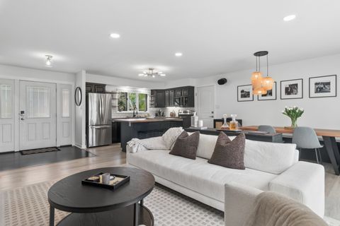 Tiny photo for 2305 N Williamsburg Street, Arlington Heights, IL 60004 (MLS # 12636087)