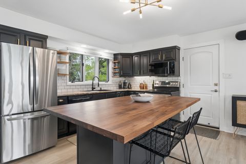 Tiny photo for 2305 N Williamsburg Street, Arlington Heights, IL 60004 (MLS # 12636087)