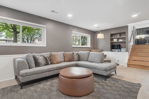 Tiny photo for 2305 N Williamsburg Street, Arlington Heights, IL 60004 (MLS # 12636087)