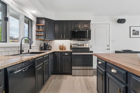 Tiny photo for 2305 N Williamsburg Street, Arlington Heights, IL 60004 (MLS # 12636087)