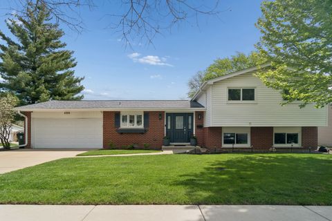 Photo of 2305 N Williamsburg Street, Arlington Heights, IL 60004 (MLS # 12636087)
