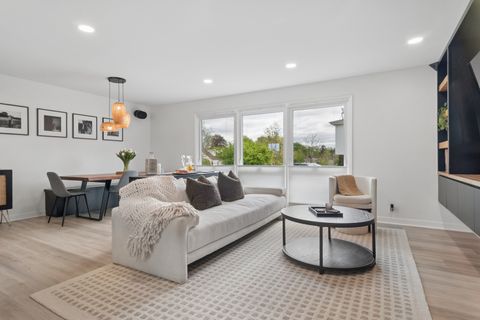 Tiny photo for 2305 N Williamsburg Street, Arlington Heights, IL 60004 (MLS # 12636087)
