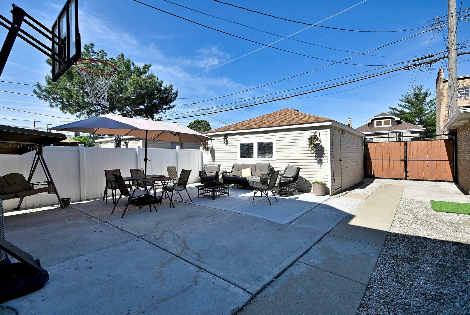 2924 N LINDER Avenue