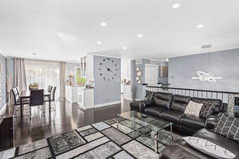 Tiny photo for 1585 W Oakmont Road, Hoffman Estates, IL 60169 (MLS # 12536023)