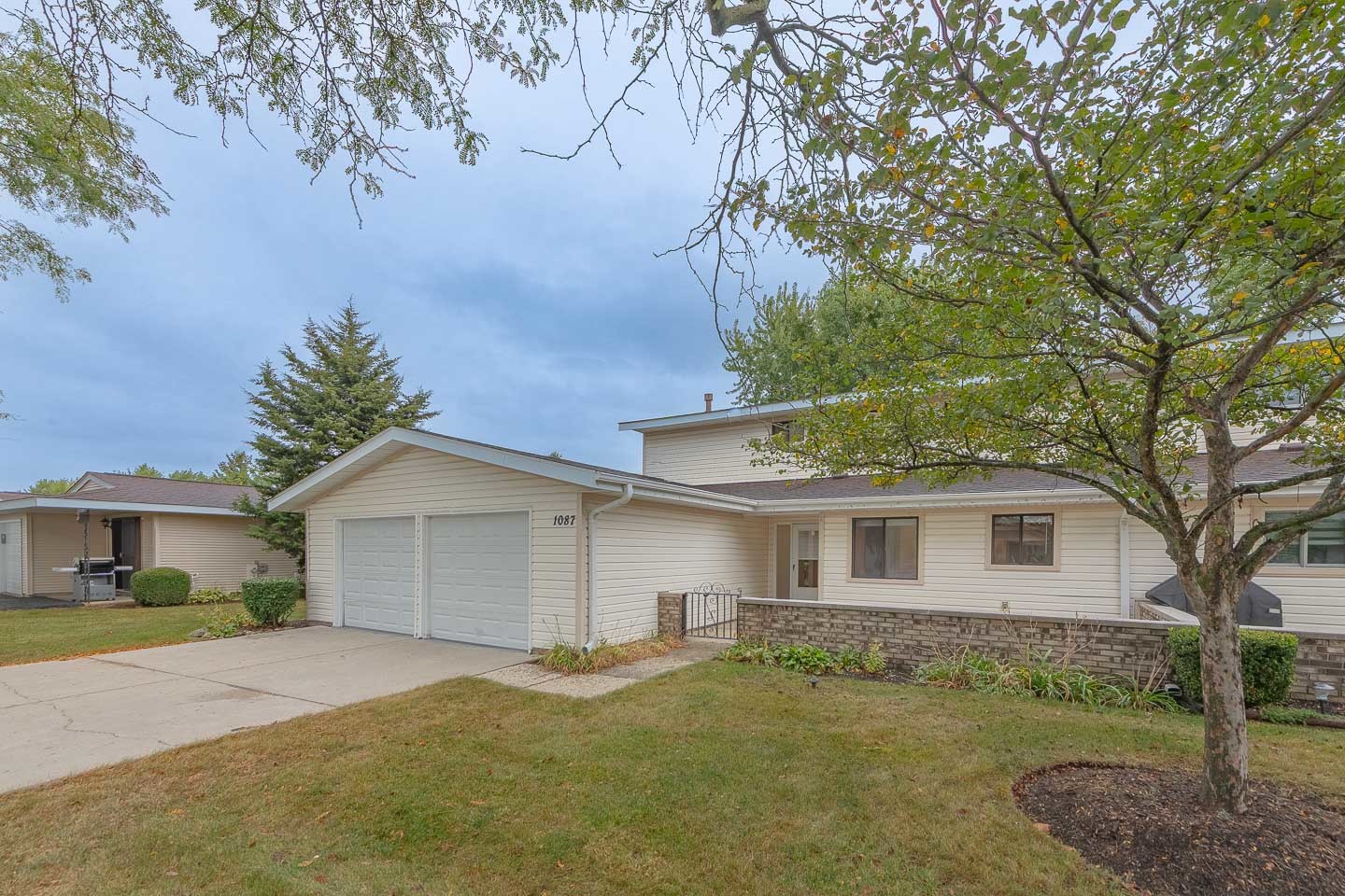 1087 Mohegan Lane