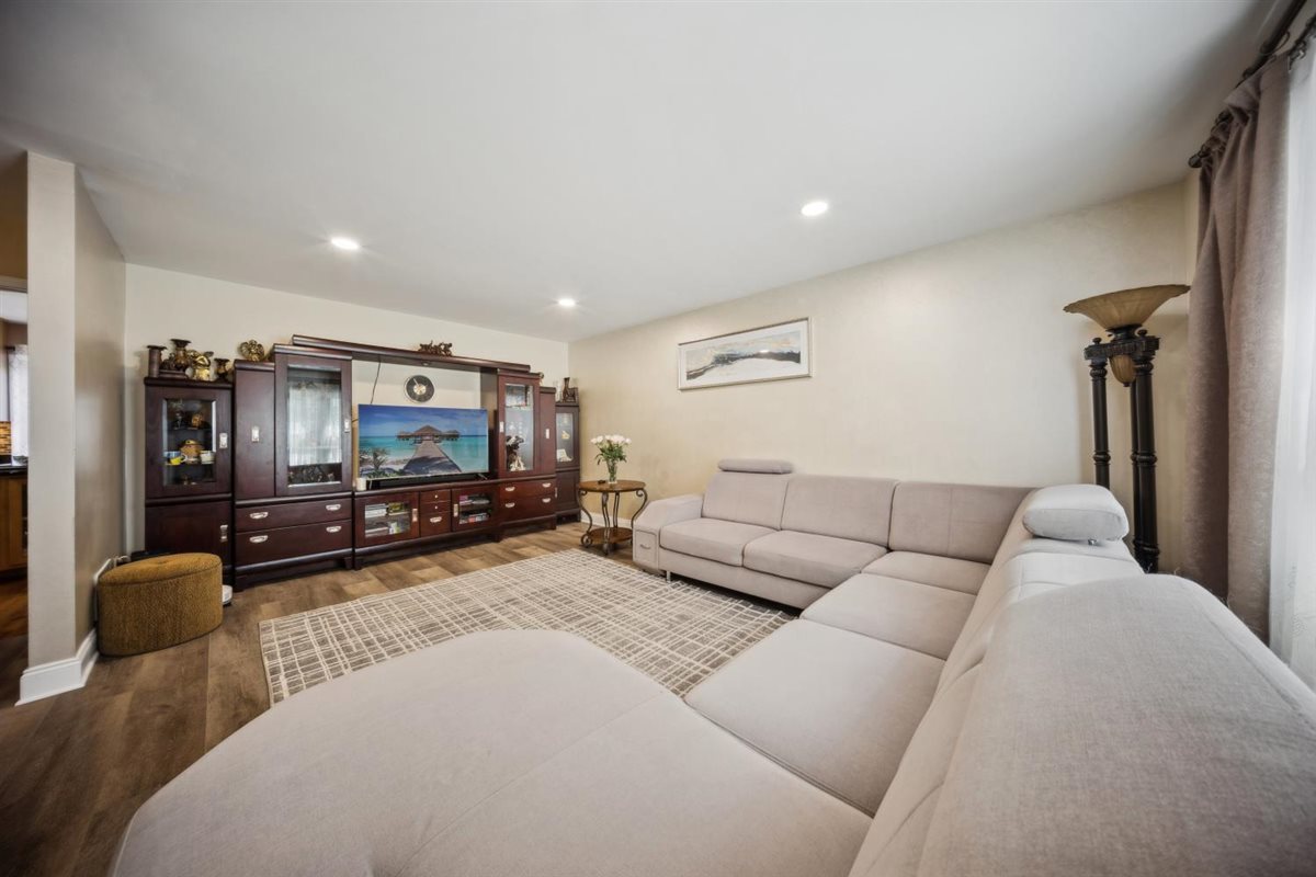 2121 PEPPERWOOD Lane 0