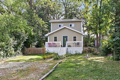 Photo of 1221 Lincoln Avenue, Fox River Grove, IL 60021 (MLS # 12485176)