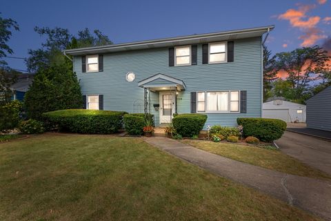 Tiny photo for 829 E Evergreen Street, Wheaton, IL 60187 (MLS # 12471427)