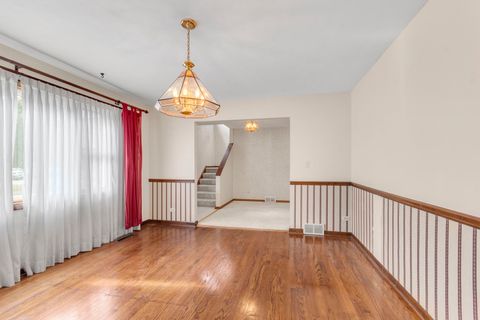 Tiny photo for 829 E Evergreen Street, Wheaton, IL 60187 (MLS # 12471427)